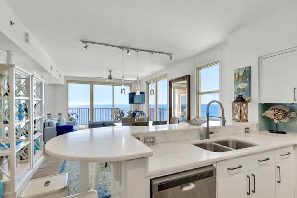 Luxury penthouse suite with Gulf-view wraparound balcony, pools, hot tubs & AC