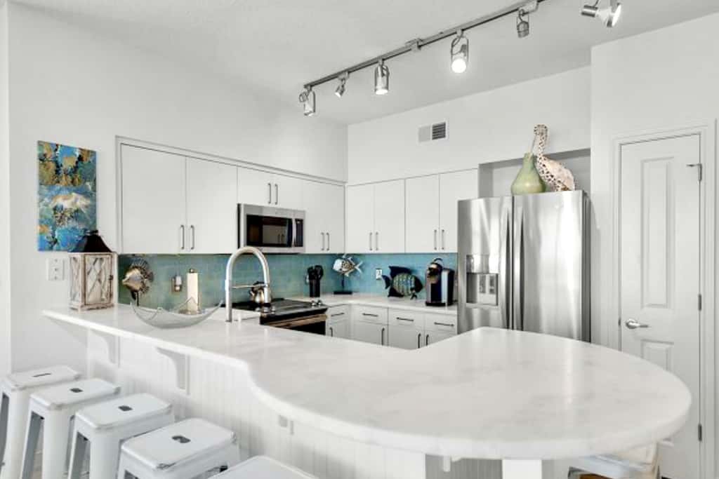 Luxury penthouse suite with Gulf-view wraparound balcony, pools, hot tubs & AC
