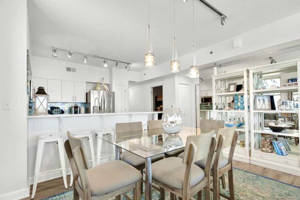 Luxury penthouse suite with Gulf-view wraparound balcony, pools, hot tubs & AC