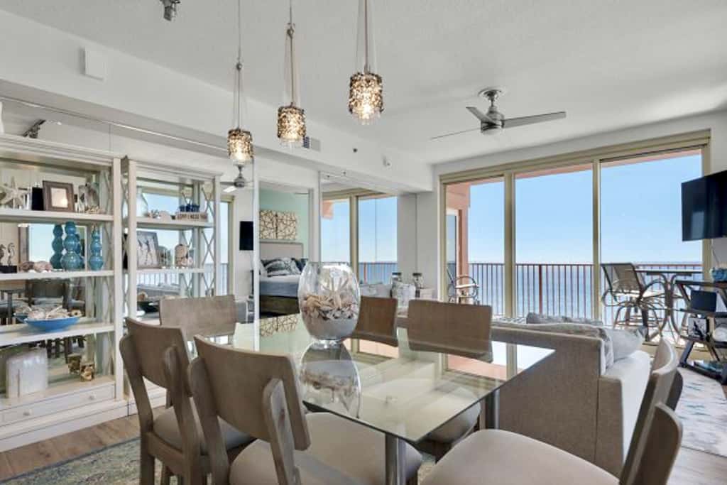 Luxury penthouse suite with Gulf-view wraparound balcony, pools, hot tubs & AC