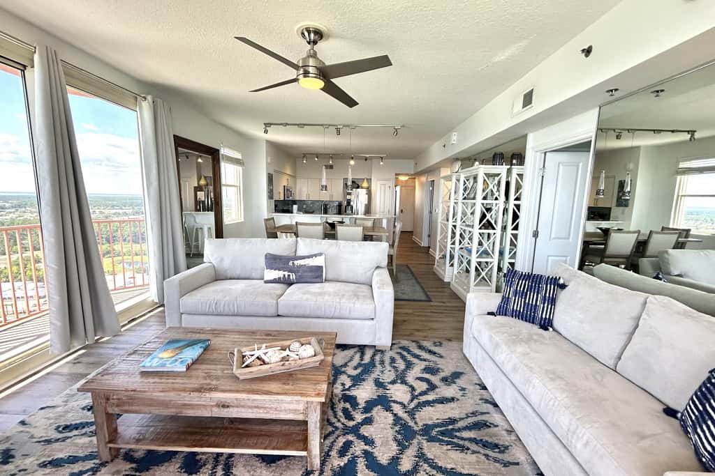Luxury penthouse suite with Gulf-view wraparound balcony, pools, hot tubs & AC