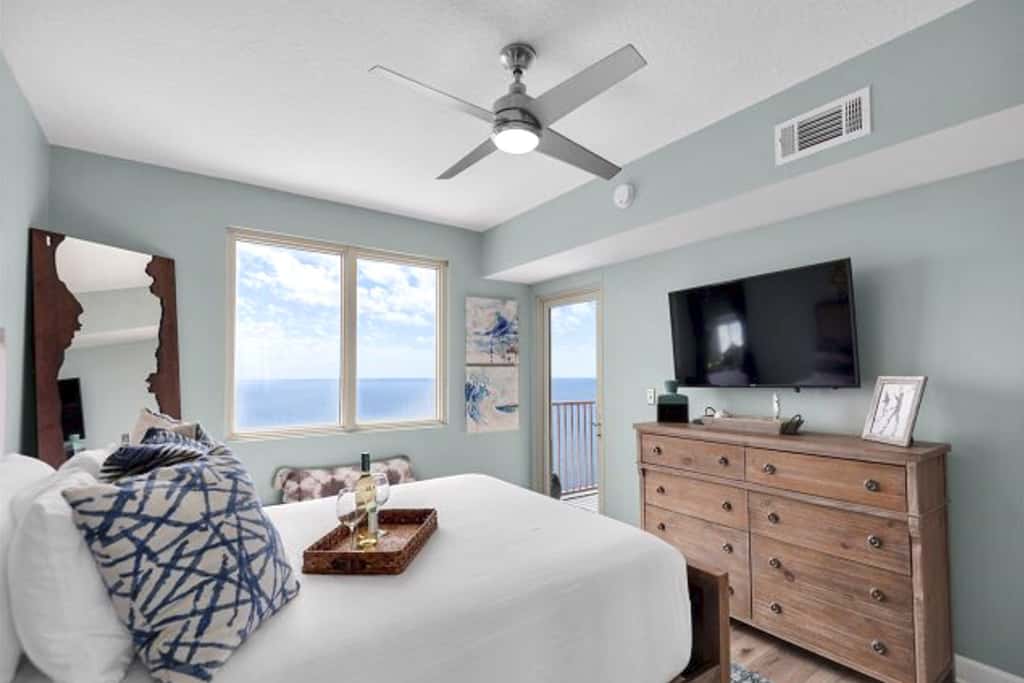 Luxury penthouse suite with Gulf-view wraparound balcony, pools, hot tubs & AC