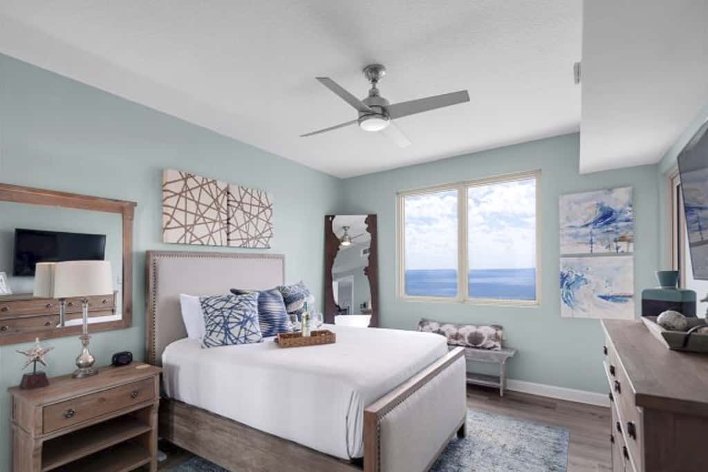 Luxury penthouse suite with Gulf-view wraparound balcony, pools, hot tubs & AC