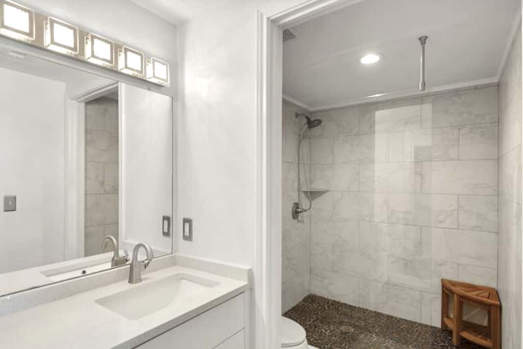 Luxury penthouse suite with Gulf-view wraparound balcony, pools, hot tubs & AC