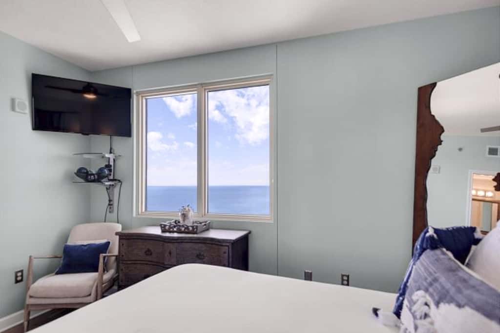Luxury penthouse suite with Gulf-view wraparound balcony, pools, hot tubs & AC