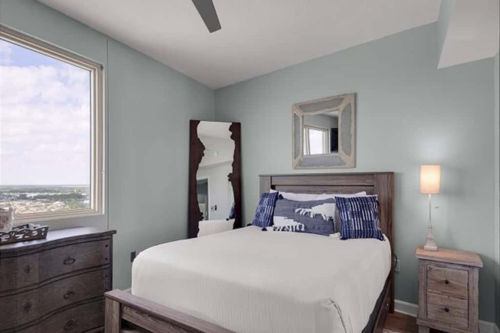 Luxury penthouse suite with Gulf-view wraparound balcony, pools, hot tubs & AC