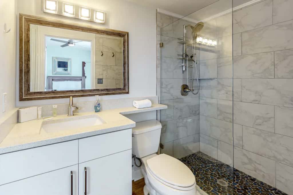 Luxury penthouse suite with Gulf-view wraparound balcony, pools, hot tubs & AC