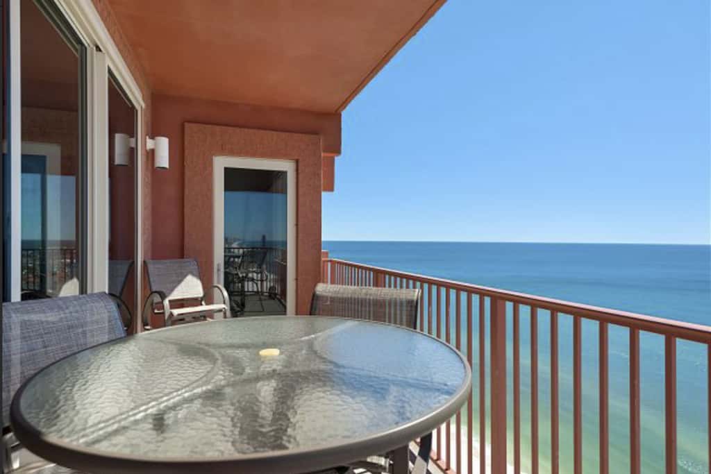 Luxury penthouse suite with Gulf-view wraparound balcony, pools, hot tubs & AC
