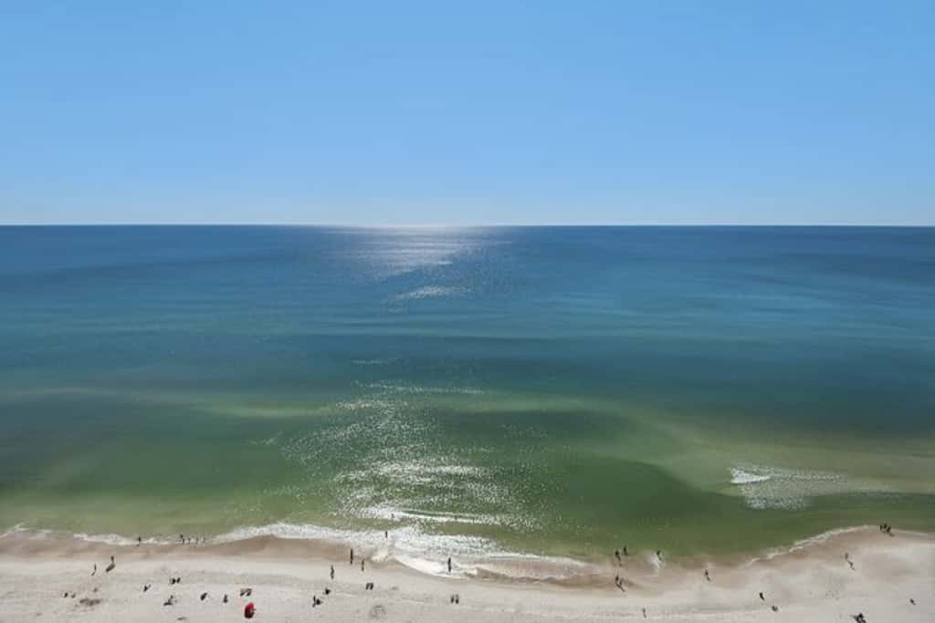 Luxury penthouse suite with Gulf-view wraparound balcony, pools, hot tubs & AC