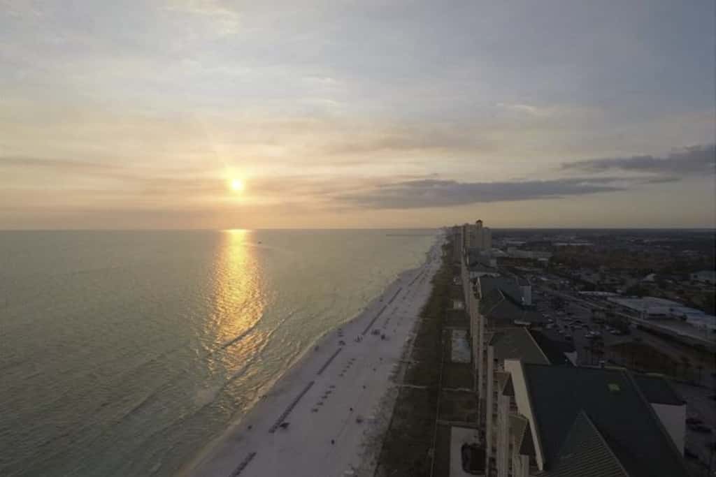Luxury penthouse suite with Gulf-view wraparound balcony, pools, hot tubs & AC