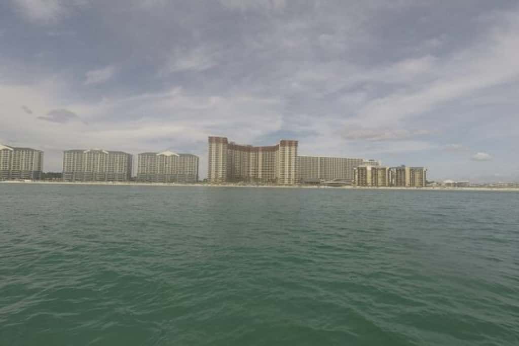 Luxury penthouse suite with Gulf-view wraparound balcony, pools, hot tubs & AC