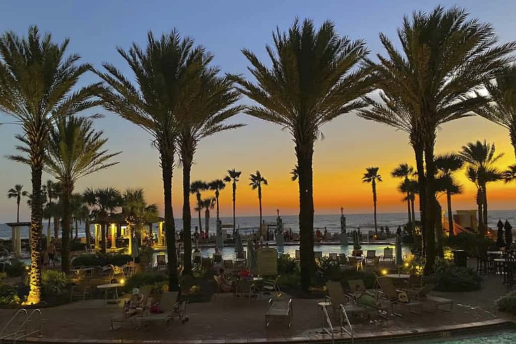 Luxury penthouse suite with Gulf-view wraparound balcony, pools, hot tubs & AC