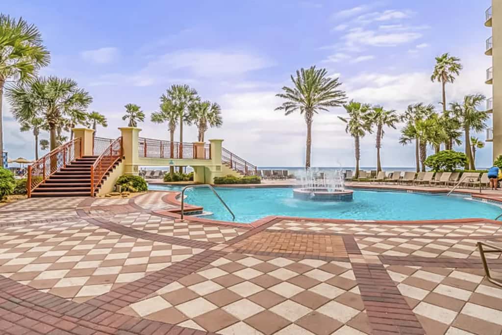 Luxury penthouse suite with Gulf-view wraparound balcony, pools, hot tubs & AC