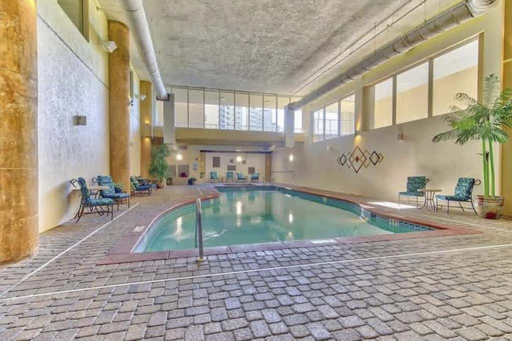 Luxury penthouse suite with Gulf-view wraparound balcony, pools, hot tubs & AC