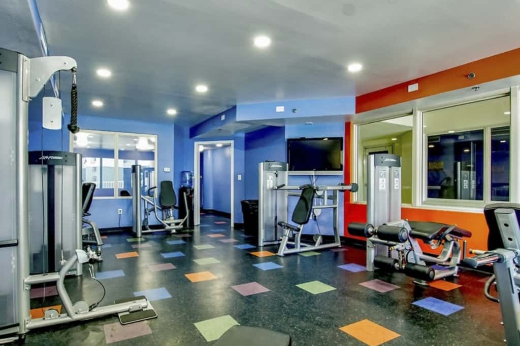 Luxury penthouse suite with Gulf-view wraparound balcony, pools, hot tubs & AC