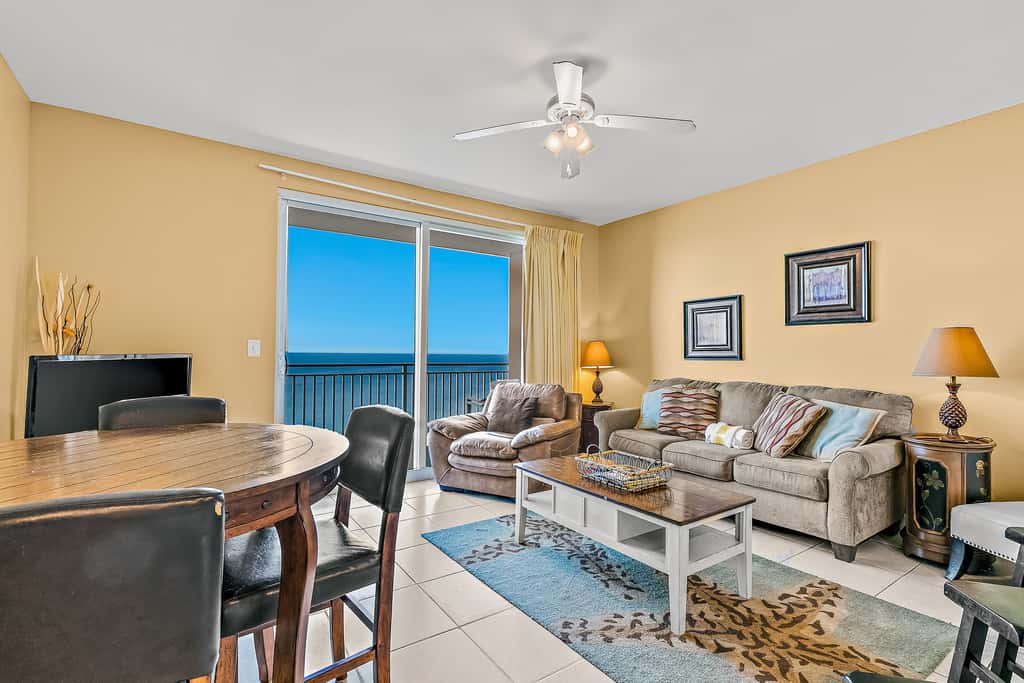 18th-Floor oceanfront condo with WiFi, WD, central AC, pools,hot tub