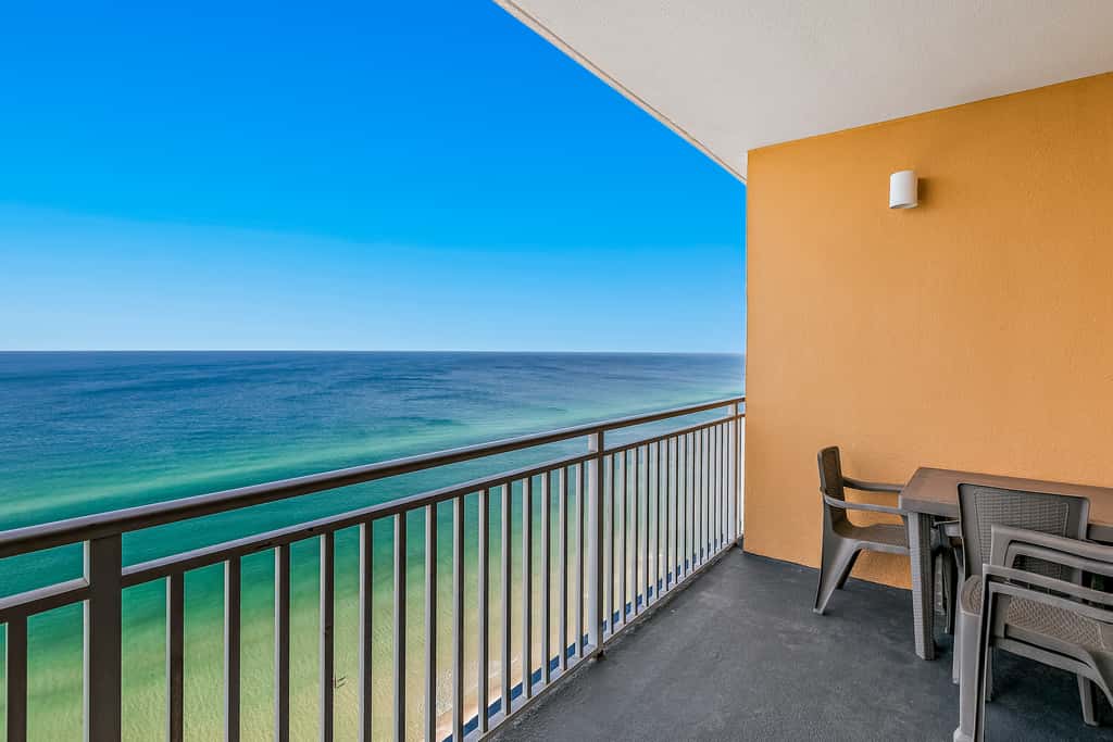 18th-Floor oceanfront condo with WiFi, WD, central AC, pools,hot tub