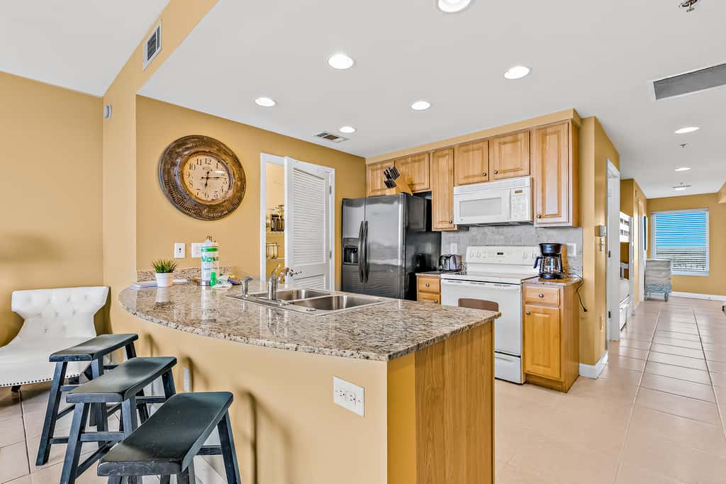 18th-Floor oceanfront condo with WiFi, WD, central AC, pools,hot tub