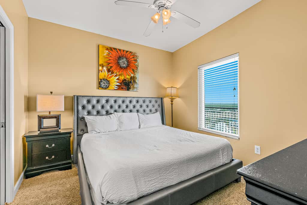 18th-Floor oceanfront condo with WiFi, WD, central AC, pools,hot tub