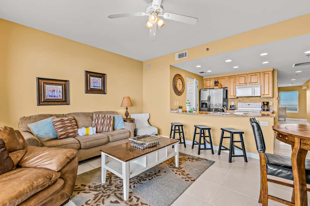 18th-Floor oceanfront condo with WiFi, WD, central AC, pools,hot tub