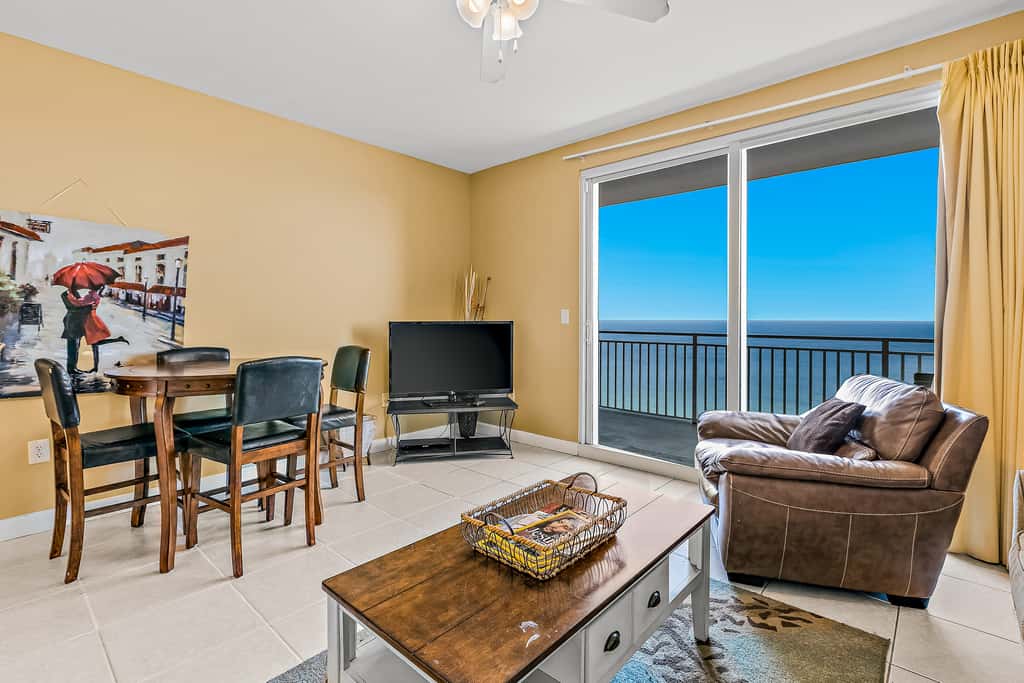 18th-Floor oceanfront condo with WiFi, WD, central AC, pools,hot tub