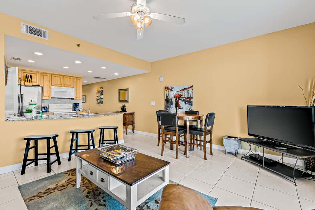 18th-Floor oceanfront condo with WiFi, WD, central AC, pools,hot tub