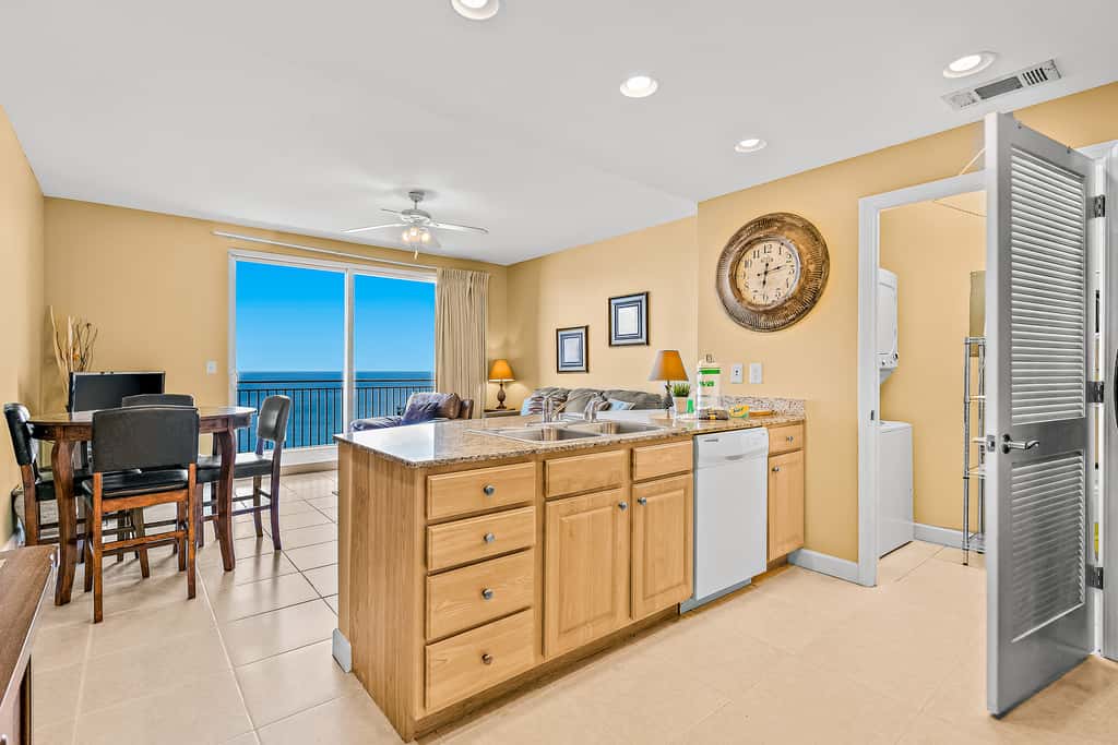 18th-Floor oceanfront condo with WiFi, WD, central AC, pools,hot tub