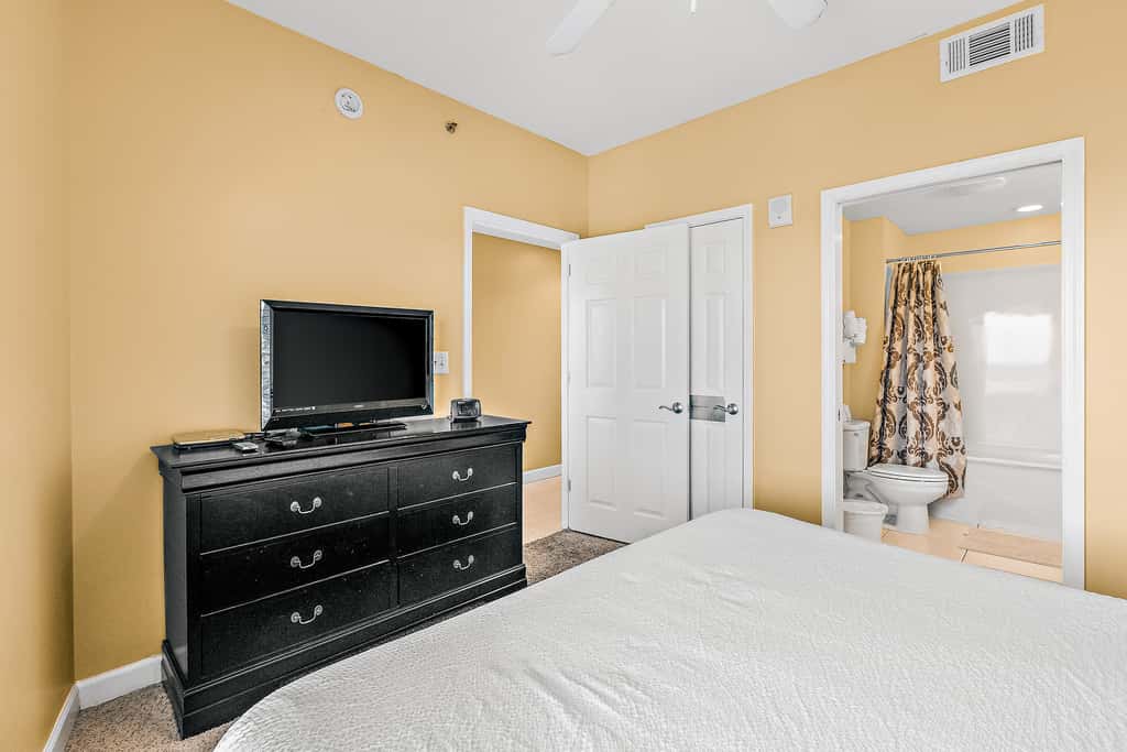18th-Floor oceanfront condo with WiFi, WD, central AC, pools,hot tub