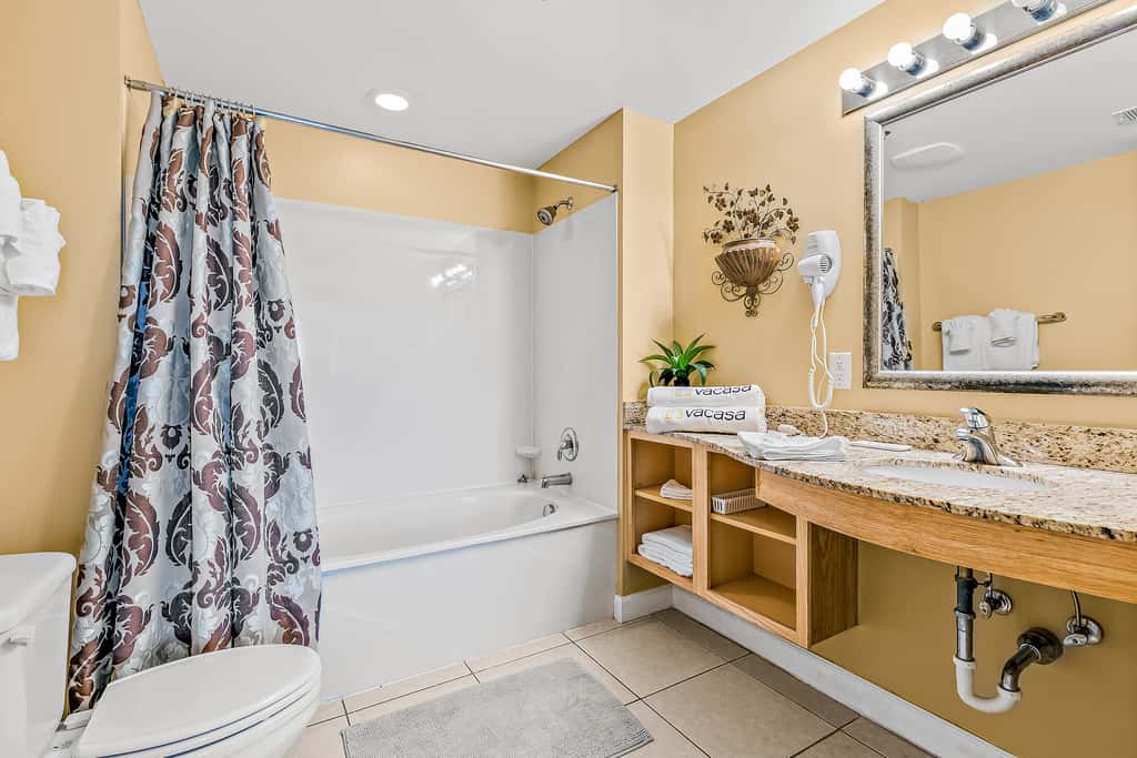 18th-Floor oceanfront condo with WiFi, WD, central AC, pools,hot tub