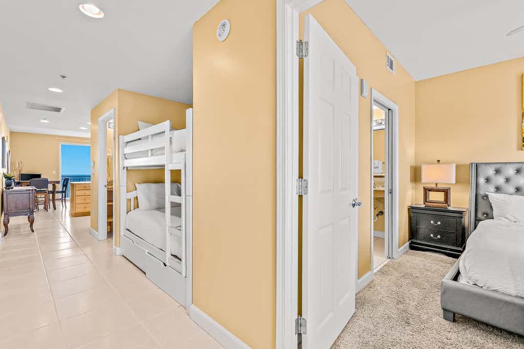 18th-Floor oceanfront condo with WiFi, WD, central AC, pools,hot tub