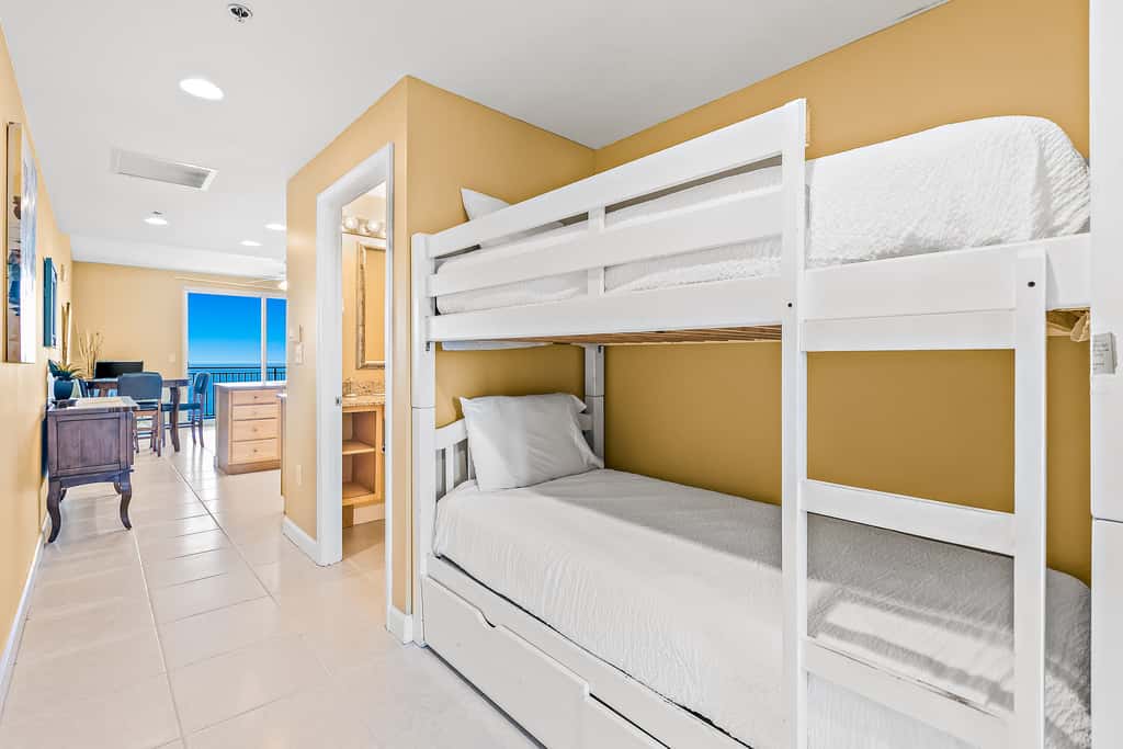 18th-Floor oceanfront condo with WiFi, WD, central AC, pools,hot tub