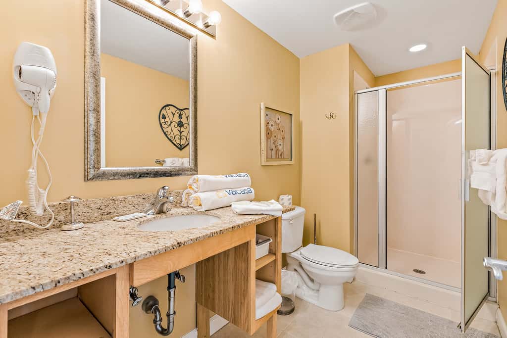 18th-Floor oceanfront condo with WiFi, WD, central AC, pools,hot tub