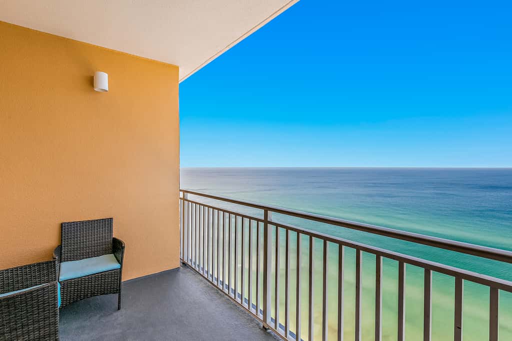 18th-Floor oceanfront condo with WiFi, WD, central AC, pools,hot tub