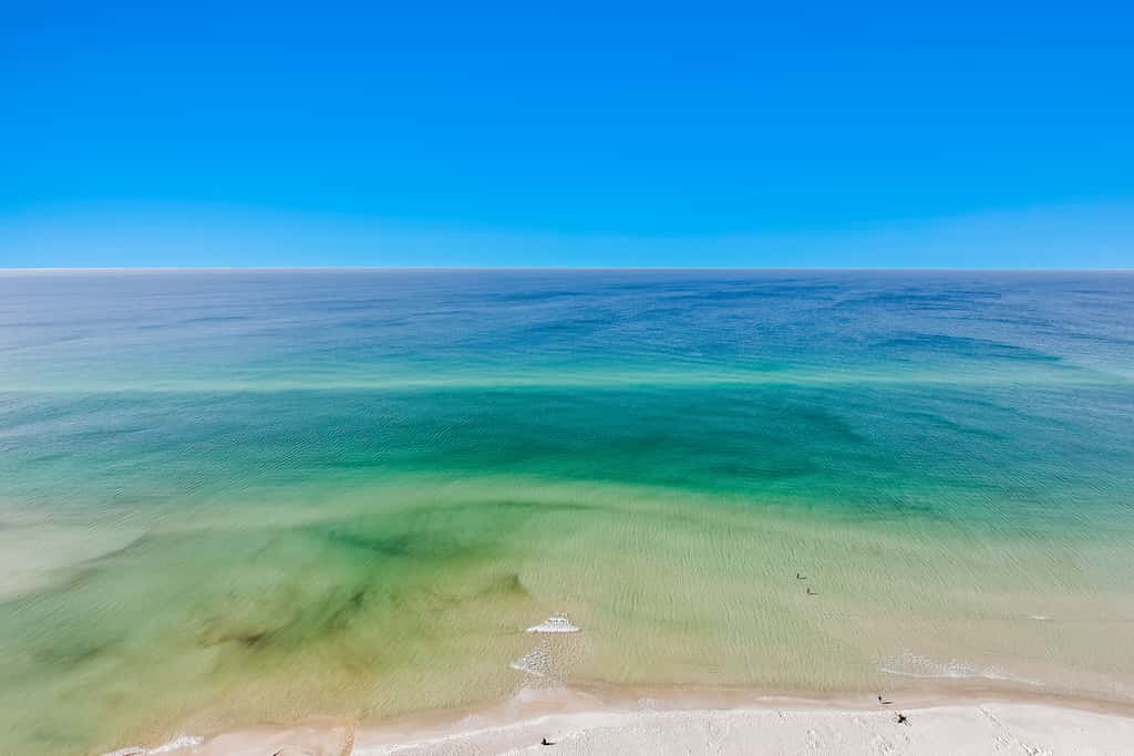 18th-Floor oceanfront condo with WiFi, WD, central AC, pools,hot tub