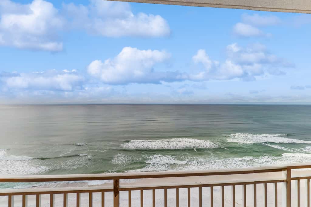 Newly renovated oceanfront condo with pool & hot tub, ocean view, fast WiFi