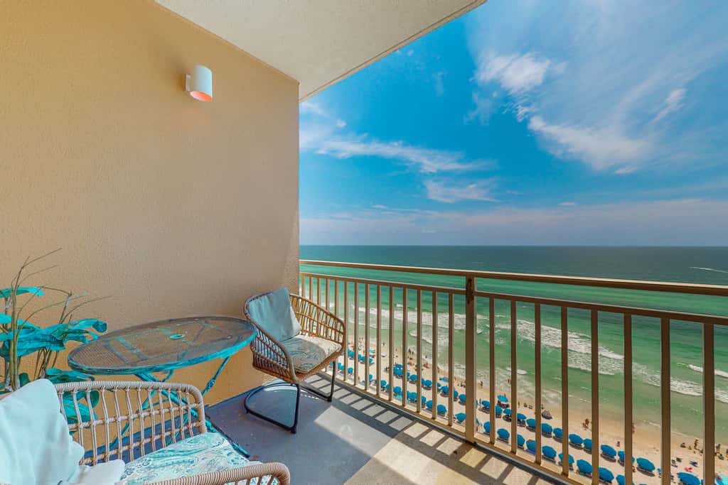 Newly renovated oceanfront condo with pool & hot tub, ocean view, fast WiFi