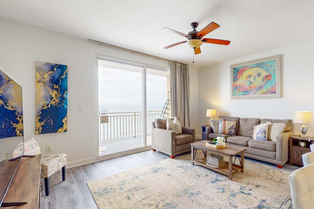 Newly renovated oceanfront condo with pool & hot tub, ocean view, fast WiFi