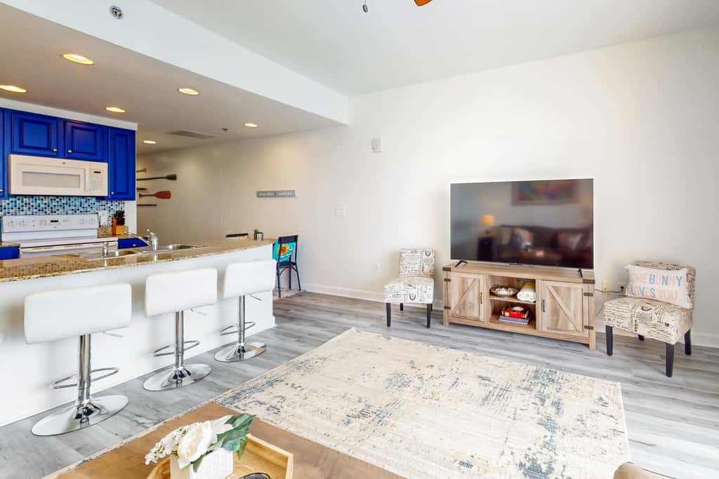 Newly renovated oceanfront condo with pool & hot tub, ocean view, fast WiFi