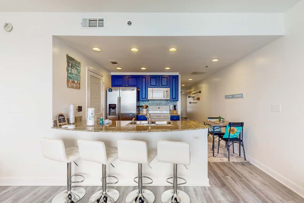 Newly renovated oceanfront condo with pool & hot tub, ocean view, fast WiFi