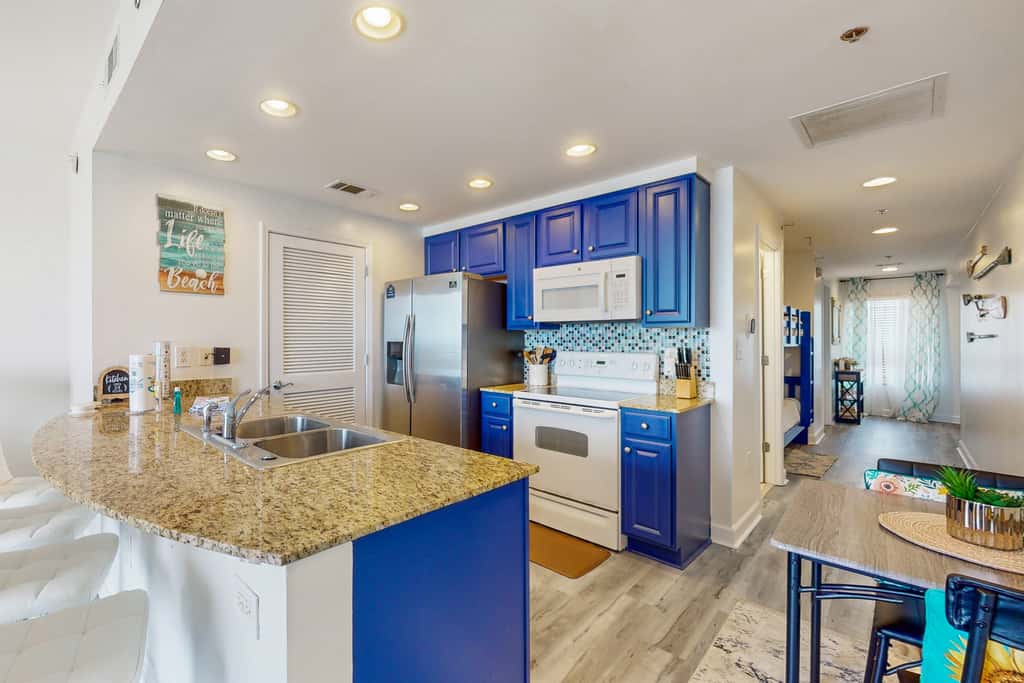 Newly renovated oceanfront condo with pool & hot tub, ocean view, fast WiFi
