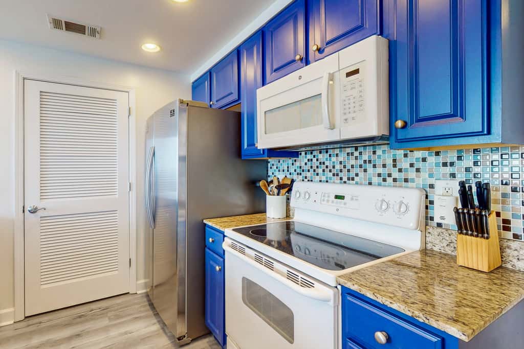 Newly renovated oceanfront condo with pool & hot tub, ocean view, fast WiFi