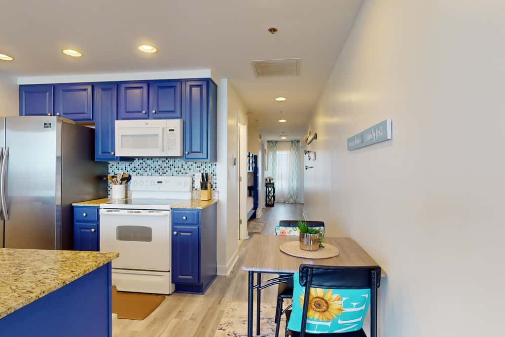 Newly renovated oceanfront condo with pool & hot tub, ocean view, fast WiFi