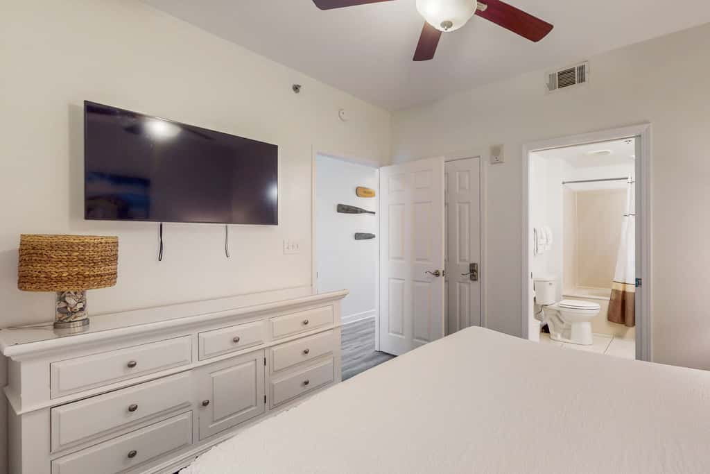 Newly renovated oceanfront condo with pool & hot tub, ocean view, fast WiFi