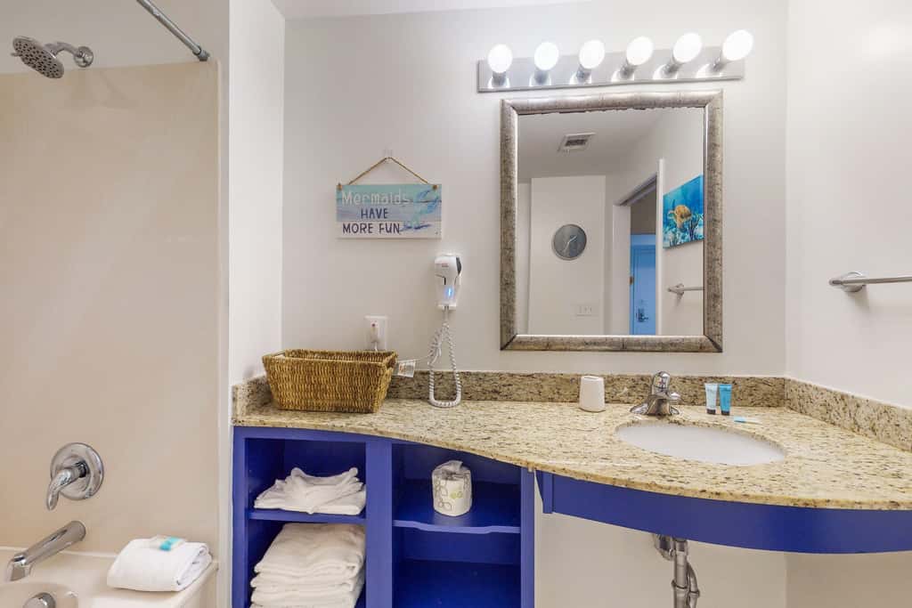 Newly renovated oceanfront condo with pool & hot tub, ocean view, fast WiFi