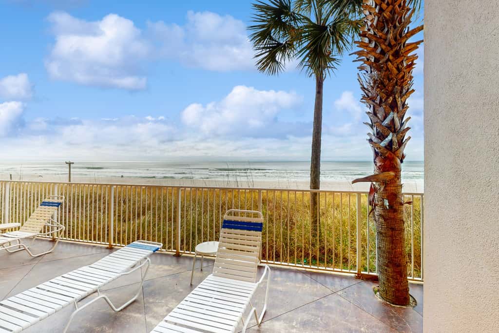 Newly renovated oceanfront condo with pool & hot tub, ocean view, fast WiFi