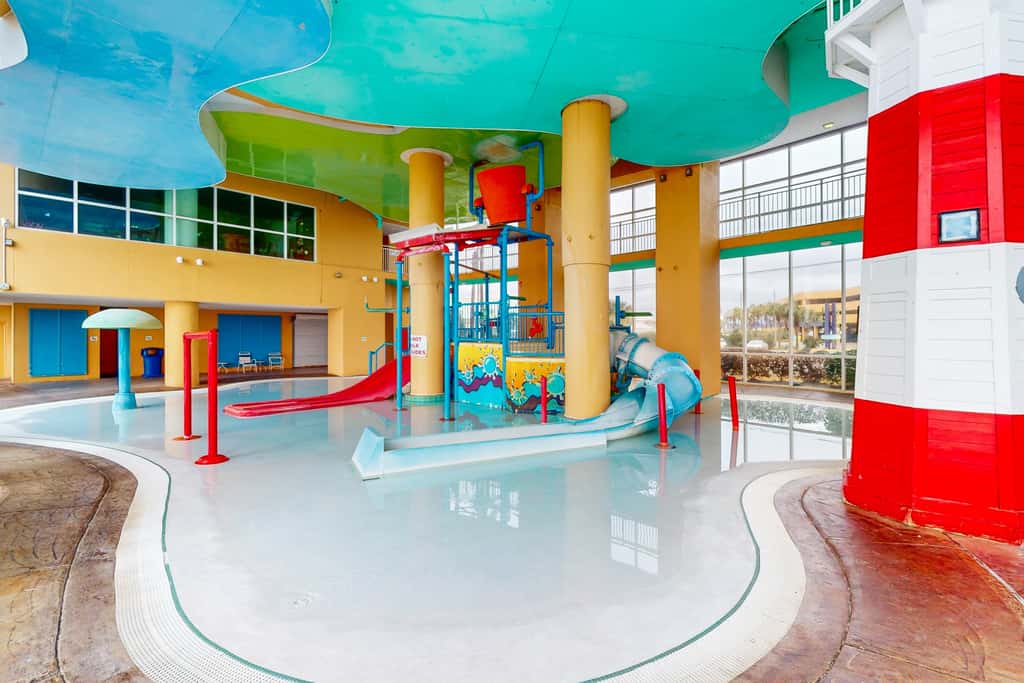Newly renovated oceanfront condo with pool & hot tub, ocean view, fast WiFi