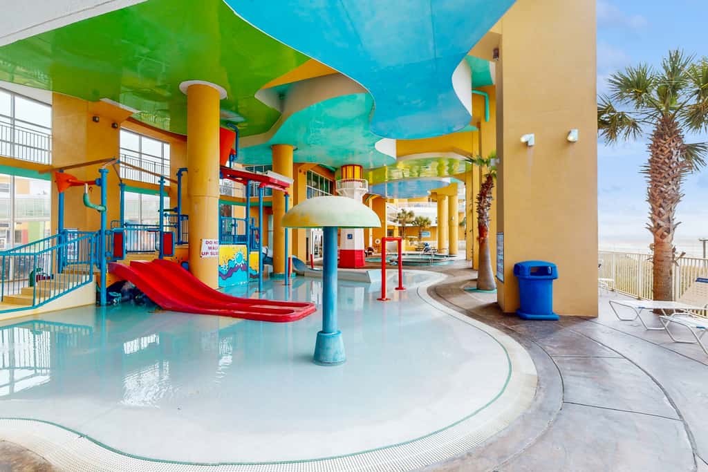Newly renovated oceanfront condo with pool & hot tub, ocean view, fast WiFi