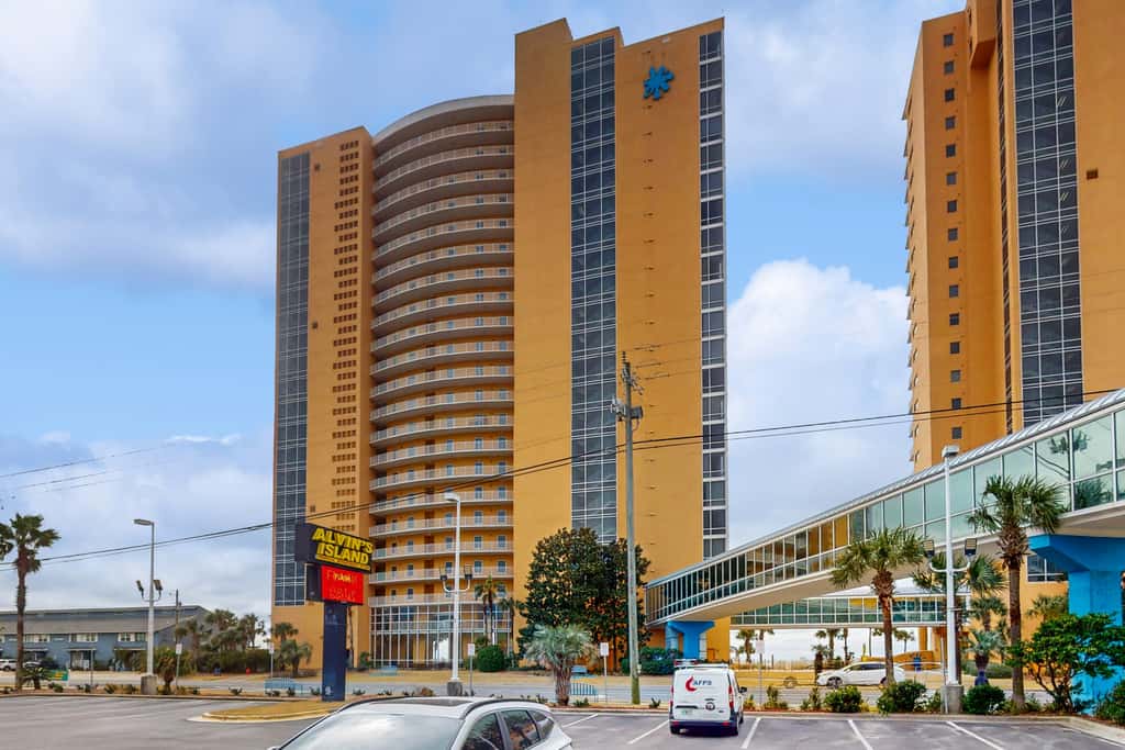 Newly renovated oceanfront condo with pool & hot tub, ocean view, fast WiFi