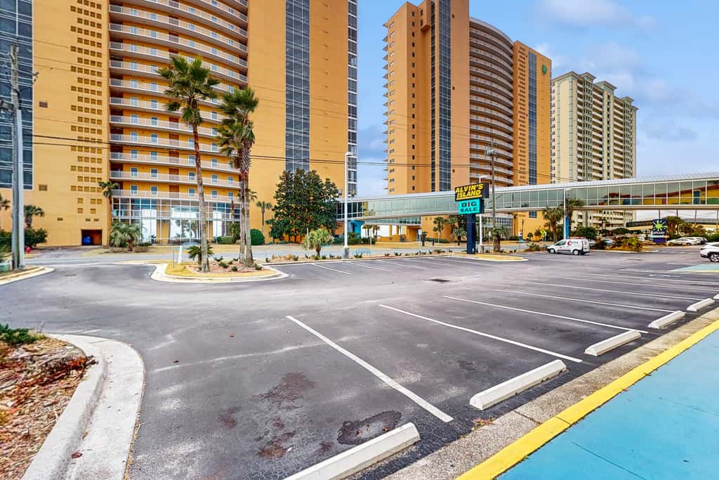 Newly renovated oceanfront condo with pool & hot tub, ocean view, fast WiFi