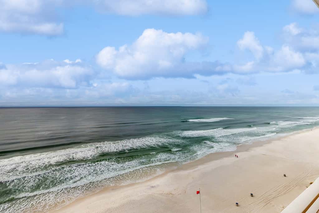 Newly renovated oceanfront condo with pool & hot tub, ocean view, fast WiFi